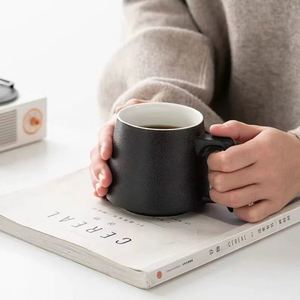 Taza de Cerveza de Cerámica Negra 3A Hecha a Mano por Likewinner, con Logotipo Personalizado Impreso en Serigrafía, Regalo Ecológico de Bienvenida - Product Image 3