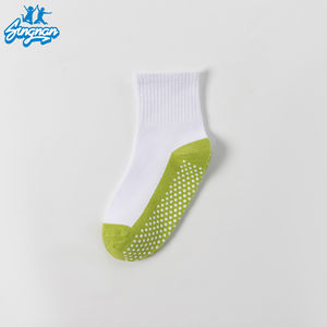 Calcetines de trampolín para niños en stock al por mayor, bloque de colores, nuevos calcetines populares para estudiantes, calcetines deportivos con agarre, calcetines de silicona para zapatillas - Product Image 4