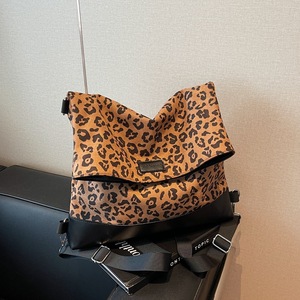 Niche design imprimé léopard sac fourre-tout élégant rétro sac à bandoulière grande capacité - Product Image 4