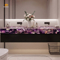 Projet de salle de bain luxueux avec plan de toilette en quartz fluorite violet rétroéclairé et décoration murale de douche