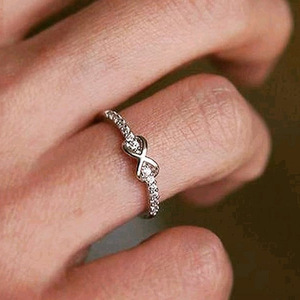 Anello Infinity con Zirconi per Donne, Gioiello Minimalista Chic con Design Intrecciato, Regalo Quotidiano - Product Image 2