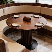 Ensemble table et chaises en bois de style naturel moderne et luxueux pour café, restaurant, hôtel, avec cadre en bois et revêtement en cuir beige et marron.