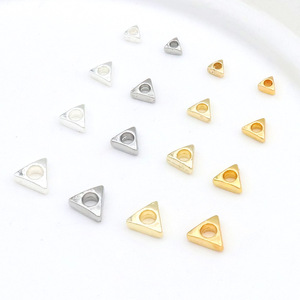 Cuentas triangulares de oro de 18k que conservan el color y cuentas espaciadoras plateadas para la fabricación de joyería DIY. - Product Image 1