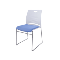 Chaise de bureau moderne avec base en fer à patins, design en maille, fonction empilable, chaise de conférence, chaise de réunion, chaise de visiteur