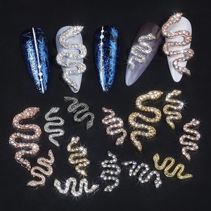 Vente en gros en vrac de breloques décoratives pour ongles en alliage métallique, argent, or rose, noir, avec strass géants et grands serpentins 3D - Product Image 1