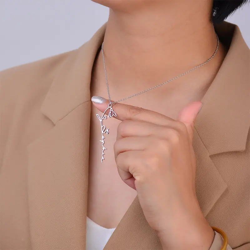 Collana con firma verticale minimalista personalizzata in acciaio inossidabile con nome personalizzato da donna