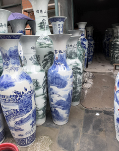 Vaso da terra gigante in stile antico blu e bianco, con intricato paesaggio di pini dipinto a mano, alto vaso decorativo da terra. - Product Image 6