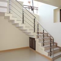 Escalier personnalisé Prima pour villa, escalier droit intérieur en verre trempé flottant avec rampe en métal, garde-corps en verre
