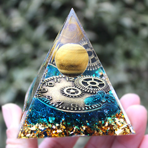 Horloge décorative en résine époxy cristal, forme pyramide, engrenage, verre bleu, triangle, décoration de bureau, style contemporain pour salon - Product Image 2