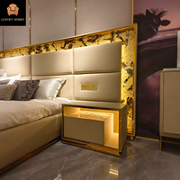 Ensemble de chambre à coucher Queen en cuir italien de luxe avec tête de lit large et design moderne, mobilier pour hôtel, avec table de chevet