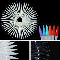 50 cartes d'échantillons de couleur pour ongles en forme de stiletto sur un présentoir professionnel pour la référence en art des ongles