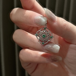 เครื่องประดับเงินแท้ S925 สไตล์พระราชวัง สีเขียว แกะสลักลายยุคกลางแบบฝรั่งเศส เรียบง่าย น่ารัก น้ำหนักเบา พร้อมจี้และชาร์มลายฉลุ - Product Image 2