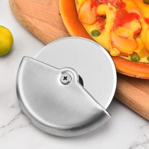 قطاعة بيتزا دائرية احترافية أنيقة من الفولاذ المقاوم للصدأ 304 للاستخدام مرة واحدة بقطر 9.5 سم - Product Image 6
