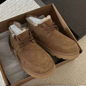 Chaussures décontractées classiques pour hommes, bottes de neige isolées en laine pour l'hiver en plein air, nouvelle conception tendance sur mesure de haute qualité pour hommes - Product Image 1