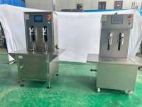 Machine de remplissage liquide semi-automatique de poids de doubles becs de contrôle de PLC