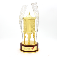 Conception libre LOGO personnalisé créatif trophée en métal poli base en bois brun brillant or bâtiment pagode modèle trophée prix