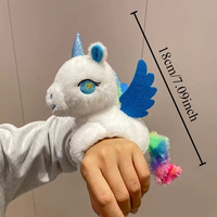 Vente chaude en peluche licorne dessin animé marionnette à main poignet poupée jouet Animal en peluche enfant cadeau d'anniversaire doux coloré licorne Bracelet