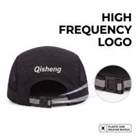 Casquette de campinguriste personnalisée à 6 panneaux, visière plate, en polyester respirant avec dos en maille, logo haute fréquence, boucle latérale réglable