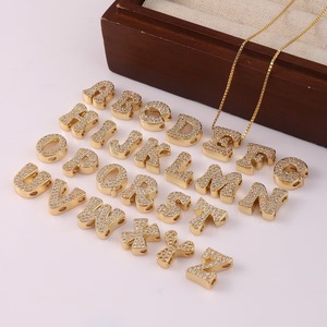 Nouveau pendentif à 26 lettres anglaises tendance avec zircone, accessoires exquis dorés pour bracelets et colliers DIY - Product Image 1