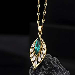 Bijoux tendance plaqué or 18 carats, ensemble de colliers en acier inoxydable avec pendentif en forme de cœur de papillon et de feuille en zircon pour femmes - Product Image 3