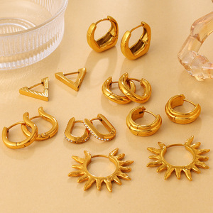 ต่างหูทรงเรขาคณิตแบบห่วง วัสดุโลหะผสมสังกะสีสีทอง รูปทรงตัวยู ดีไซน์รูปสามเหลี่ยมและดวงอาทิตย์ สำหรับผู้หญิง - Product Image 1