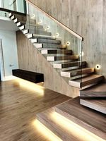 Escalier flottant intérieur préfabriqué avec garde-corps en verre, construction durable en acier et bois, escaliers ouverts personnalisés