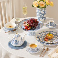 Service de table en porcelaine bleu et blanc avec bordure dorée, assiette à dessert et à fruits, ensemble de tasses et soucoupes de luxe pour le thé de l'après-midi et le café, idéal pour les banquets d'hôtel