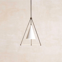 Luminaire suspendu LED triangulaire moderne, lampe suspendue minimaliste en fer et acrylique, garantie de 3 ans, installation facile pour utilisation en intérieur