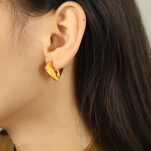 Heart-Shaped <b>Huggie</b> Earrings Gold Zinc Alloy Fashion Jewelry For Women - Product Image 4