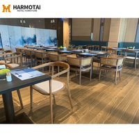 Ensembles de meubles de bar d'hôtel de luxe avec tabourets, tables hautes et chaises longues pour les projets de clubs et de centres de villégiature