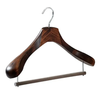 2020 nouveaux cintres de costume personnalisés en bois de haute qualité sans glissement, cintres de costume avec logo