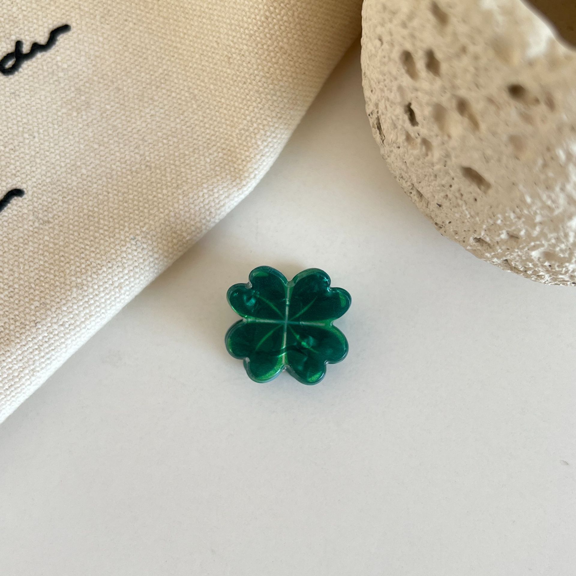 green four-petal grass