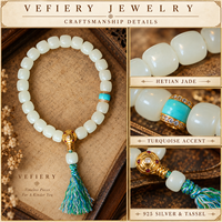 Bracelet en perles de pierres précieuses blanches avec accents turquoise et pompon décoratif
