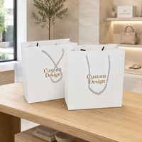 Sacs de shopping en papier blanc personnalisés, écologiques, luxueux, recyclables et durables, sacs cadeaux en papier pour boutique de cosmétiques, emballages de vente au détail