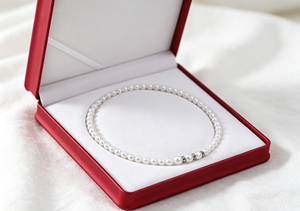 Grande boîte à collier de perles écologique haut de gamme avec fermeture magnétique, cadre en carton rigide enveloppé de cuir PU rouge mat - Product Image 2