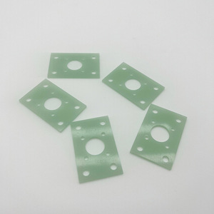 Feuille d'isolation en fibre de verre avec trou traversant pour applications à haute température - Product Image 1