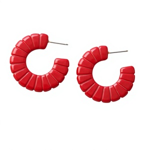 Boucles d'oreilles créoles fantaisie uniques en résine rouge sculptée, design côtelé en acrylique, bijoux tendance et élégants pour femmes, parfaits pour les soirées - Product Image 1