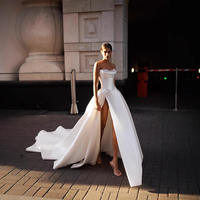 Robe de mariée bustier en satin blanc, ornée de perles, fendue haute, épaules dénudées, sexy, sans manches et dos nu