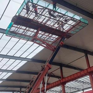 Plataforma elevadora de techo sobre orugas resistente al desgaste con piezas centrales robustas para logística en almacenes y trabajos en altura. - Product Image 4