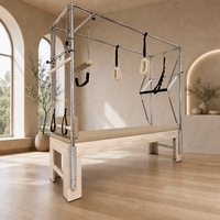 Table trapèze Cadillac en bois de chêne beige chaud, avec pieds fendus et base plate antidérapante, idéale pour studio à domicile et aménagement de salle de bien-être