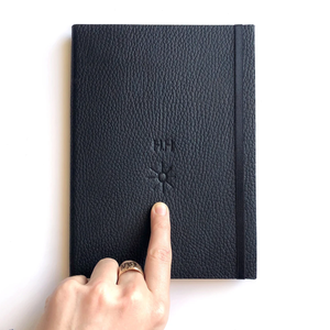 Carnet de planification personnalisé en cuir noir, phrase en bas relief, design élégant de journal, idéal pour l'écriture quotidienne, cadeaux uniques pour un anniversaire - Product Image 2