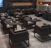 Ensemble de meubles de bar industriels modernes : fauteuil lounge en cuir de luxe et table sur piétement en marbre pour boîte de nuit