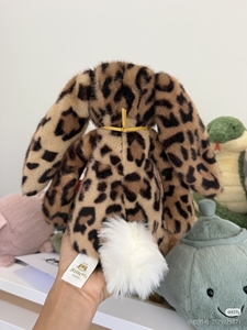Peluche Jelly Cats di Alta Qualità, Coniglio con Orecchie Lunghe e Stampa Leopardata, Morbidissimo Pupazzo Imbottito per Bambini - Product Image 3