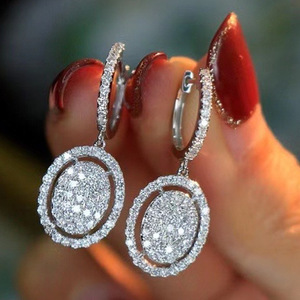 Orecchini pendenti ovali da donna tono argento, eleganti accessori per abiti da giorno e da festa - Product Image 1