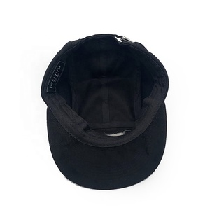 قبعة كامبر شبكية سوداء مخصصة بخمسة ألواح مع رقعة مطرزة خاصة، بتصميم عصري على طراز Y2K للرياضات الخارجية - Product Image 3