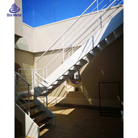 Außen-Stahltreppe Minimalistisches Metall-Rostfreies Durchbrochenes Design Weiße Gerade Treppe mit Sicherheitsgeländer