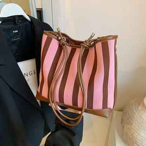 Bolso de mujer de moda con rayas rosas y marrones, diseño de combinación de lona y cuero - Product Image 3
