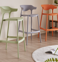 Chaises de bar empilables modernes en plastique pour restaurants, cafés et bars, tabourets de bar en polypropylène colorés pour l'extérieur, vente en gros