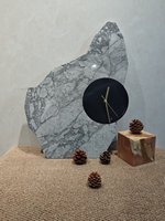 Horloge murale moderne de luxe en marbre naturel de forme irrégulière, design en pierre incrustée pour salon, chambre à coucher, décoration intérieure