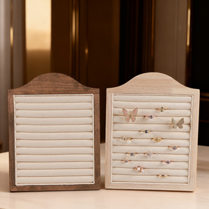 Elegante Espositore Verticale per Orecchini in Legno Massello Color Noce per Gioiellerie - Product Image 2